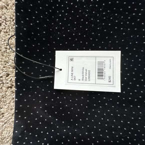 Theory suit with a blazer (size 6) and skirt (size 8). Brand new. - Picture 3 of 5